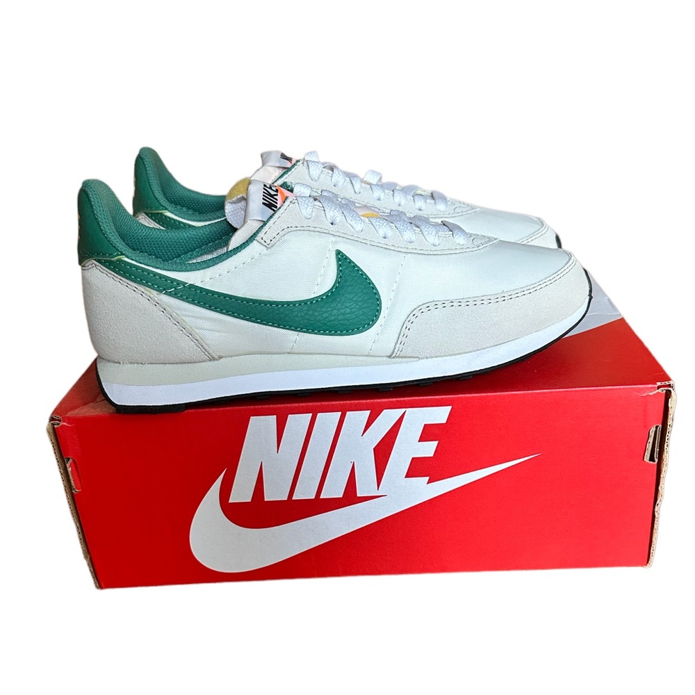 Nike Waffle Trainer 2 ESS - Light Green/Teal Noise/Sail - Women’s 7.5